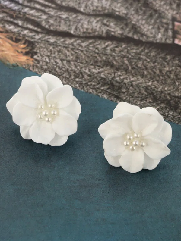 Simple and versatile exaggerated camellia three-dimensional white flower pearl earrings