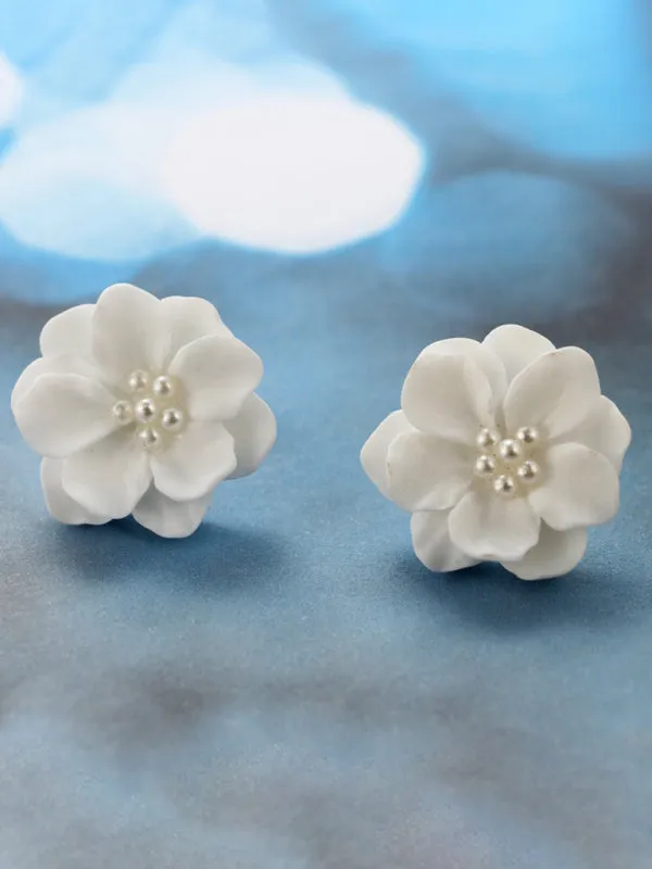 Simple and versatile exaggerated camellia three-dimensional white flower pearl earrings